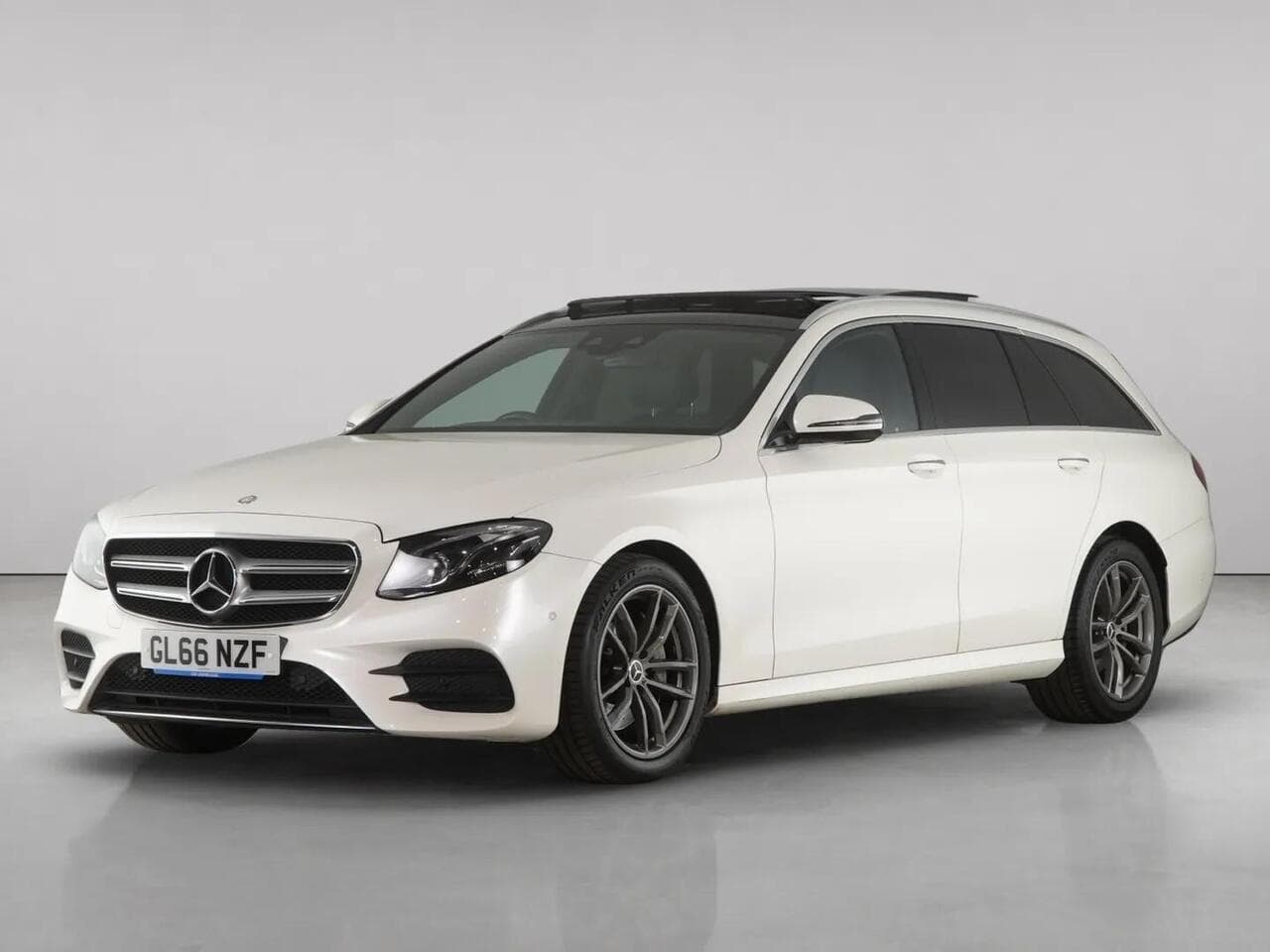 Mercedes-Benz E Class thumbnail Front Left