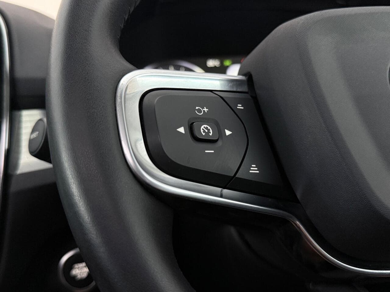 Volvo XC40 thumbnail Misc Controls