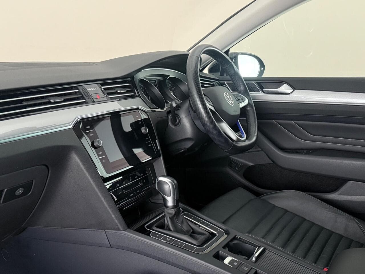 Volkswagen Passat thumbnail Interior Front