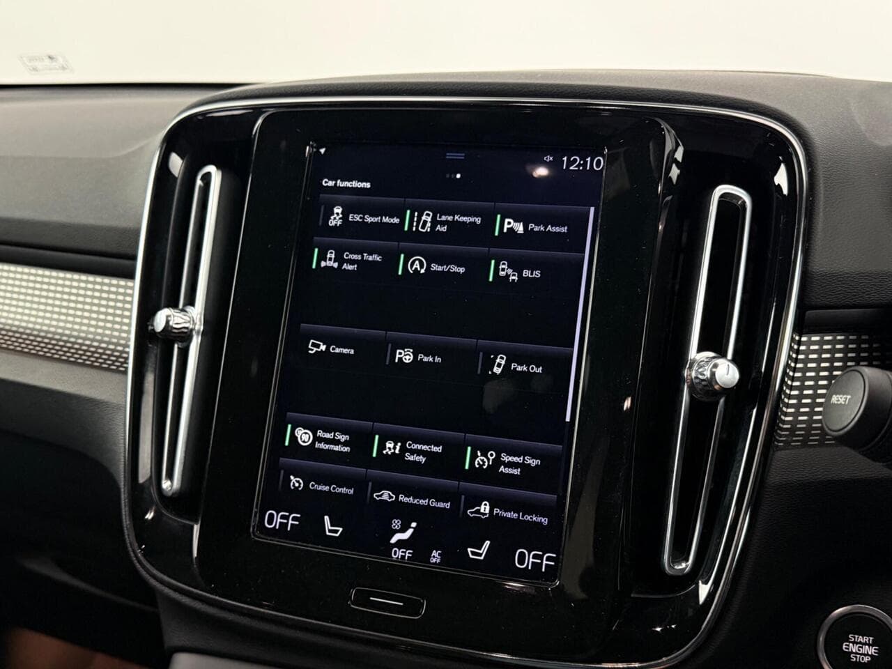 Volvo XC40 thumbnail Infotainment System