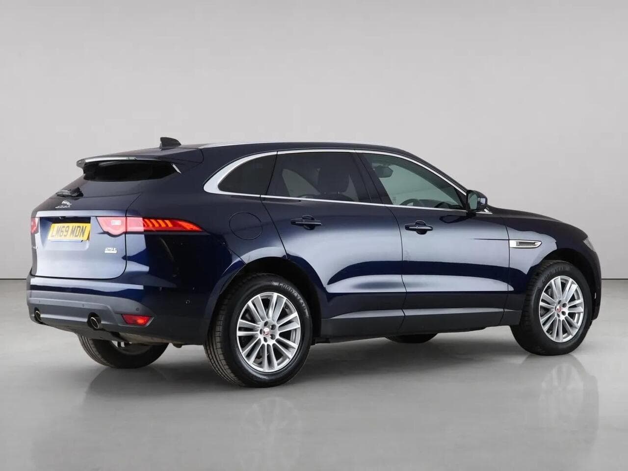 Jaguar F-PACE thumbnail Side Right