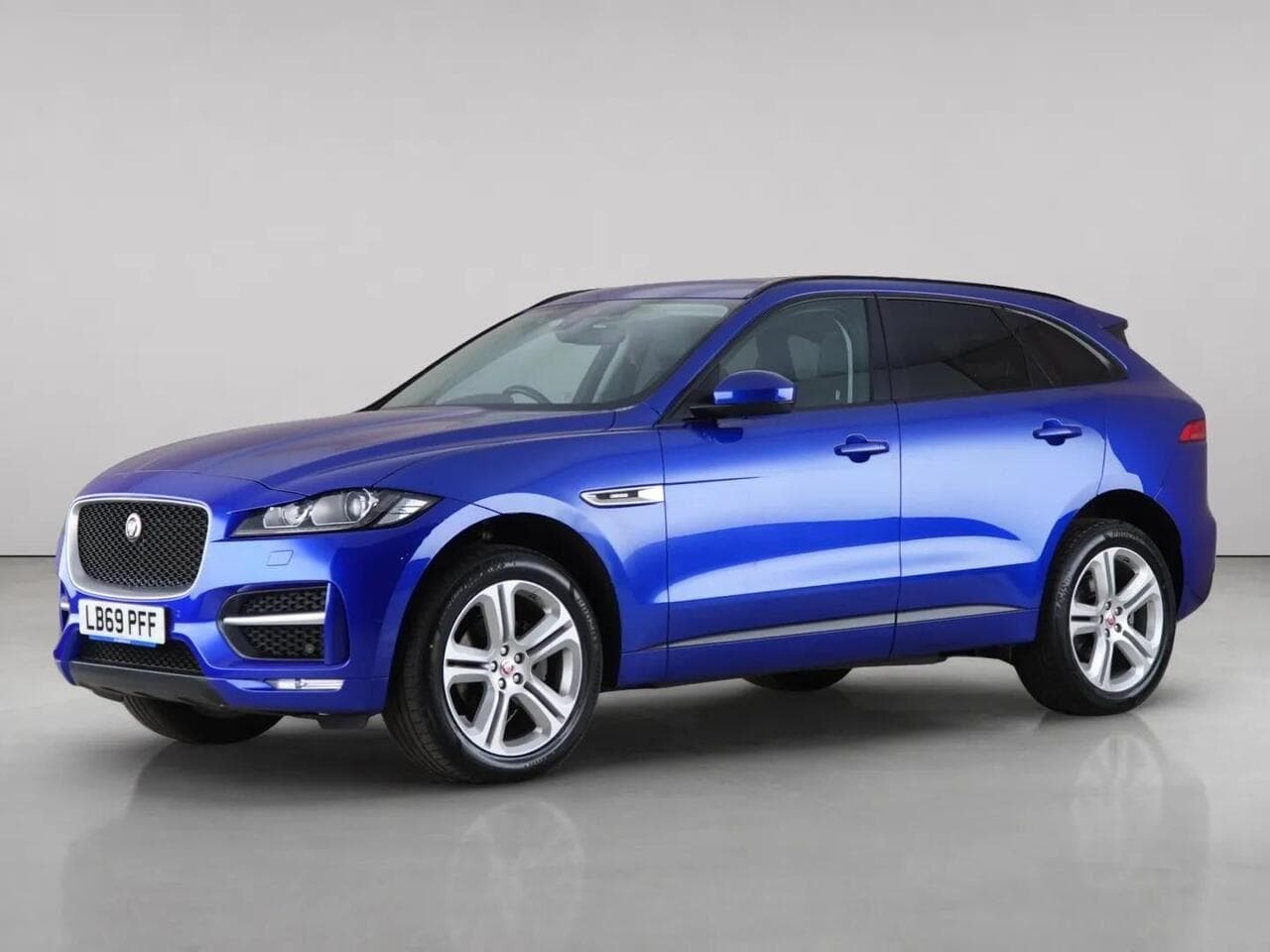 Jaguar F-PACE thumbnail Front Left