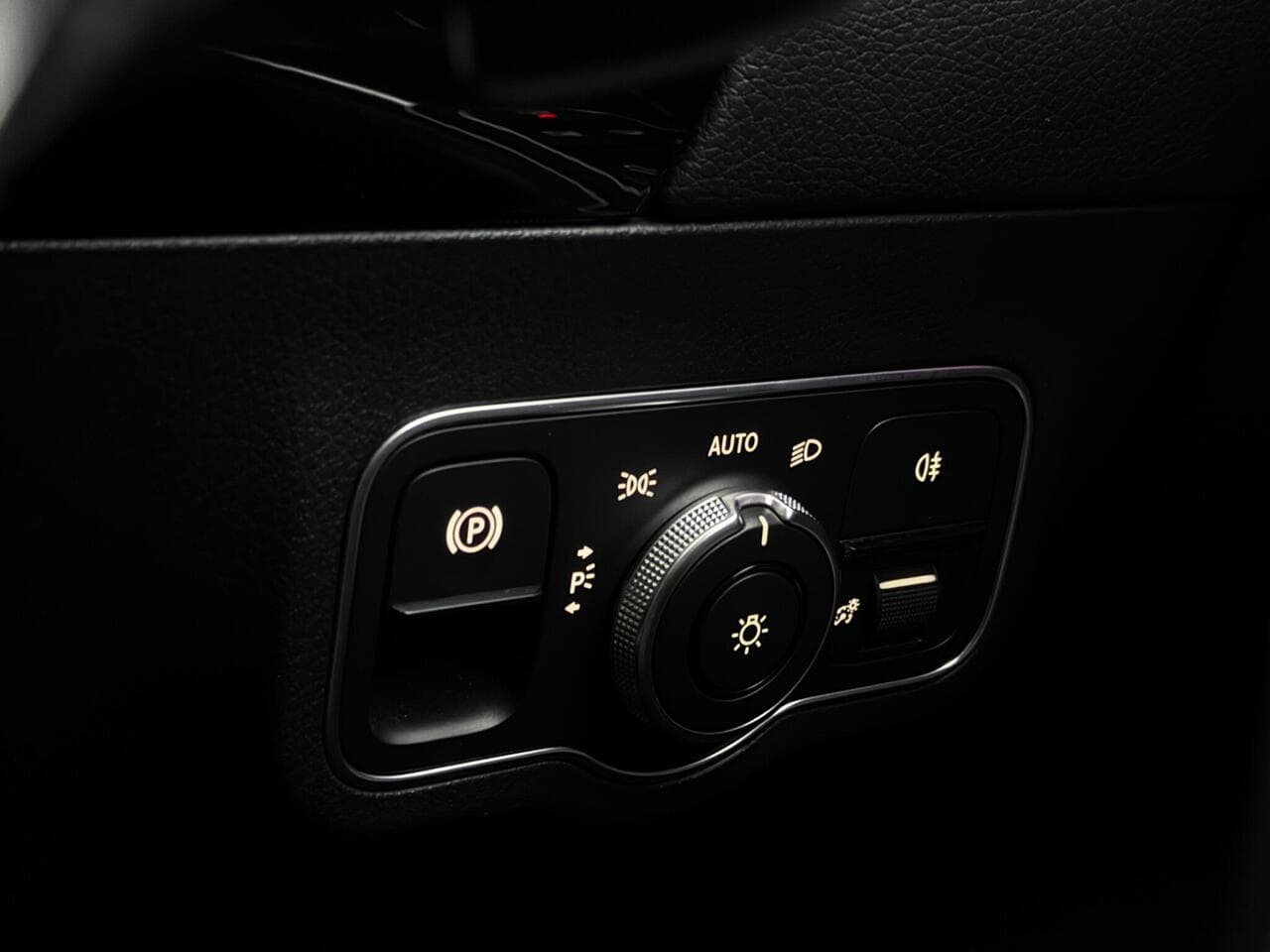 Mercedes-Benz GLA thumbnail Misc Controls