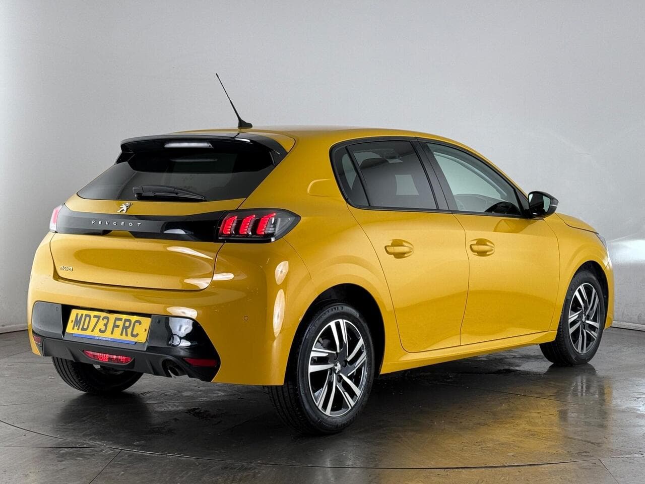 Peugeot 208 thumbnail Rear Right