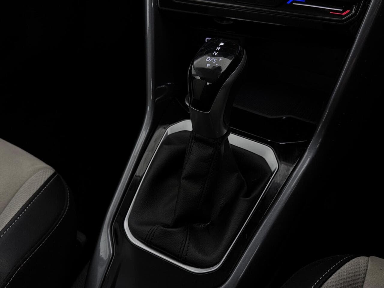 Volkswagen T-Roc thumbnail Interior Front