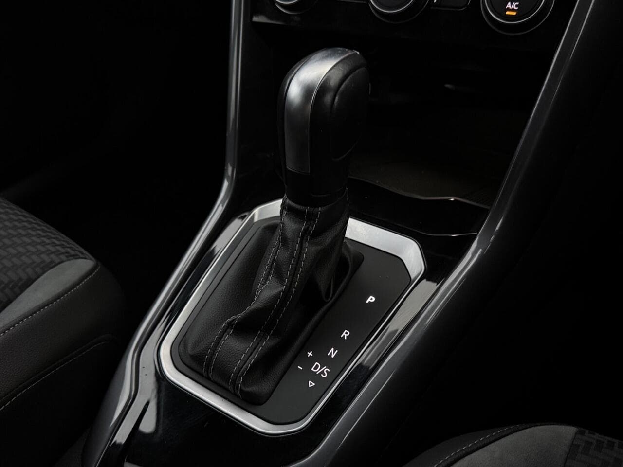 Volkswagen T-Roc thumbnail Interior Front