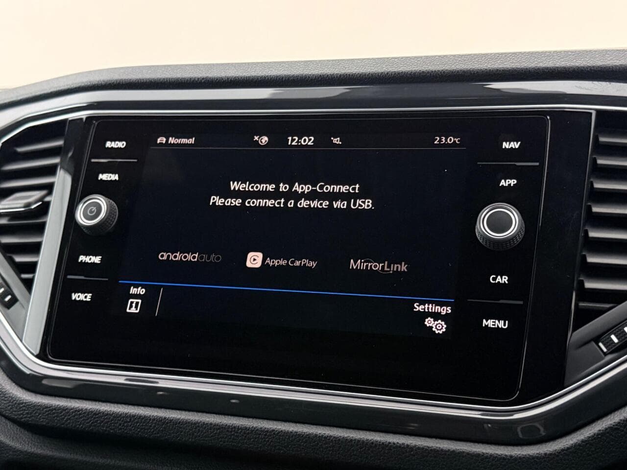 Volkswagen T-Roc thumbnail Infotainment System