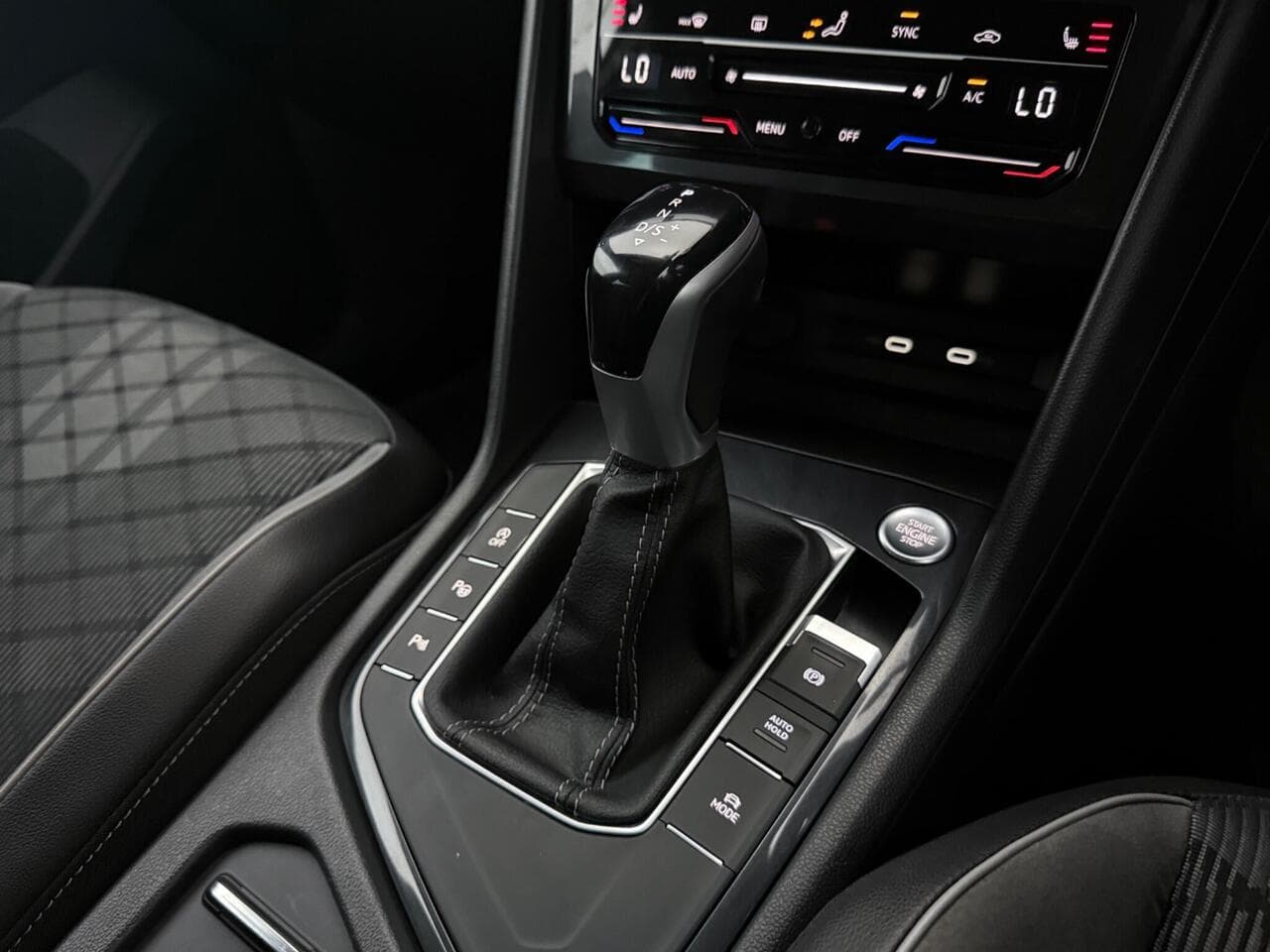 Volkswagen Tiguan thumbnail Interior Front