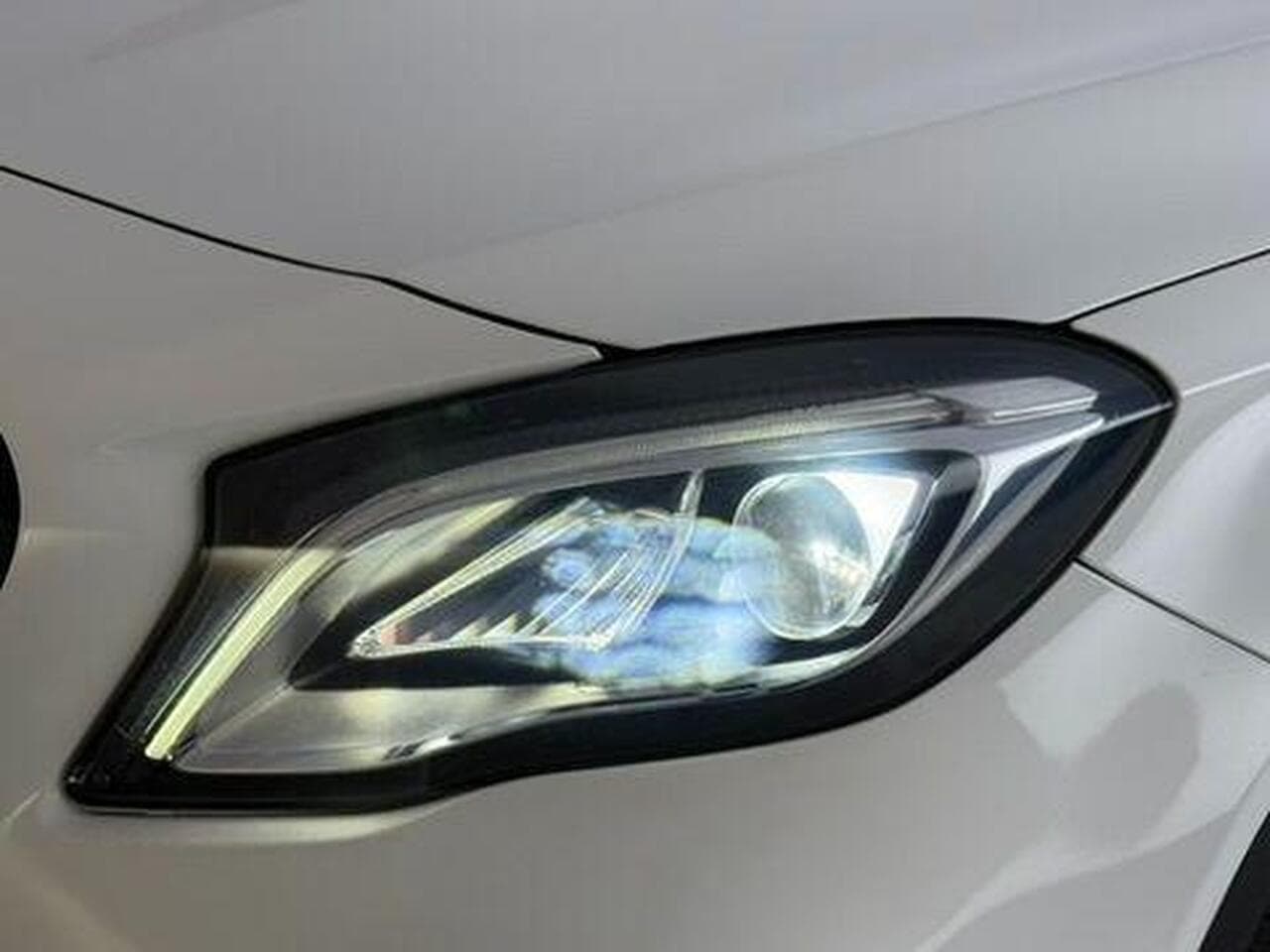Mercedes-Benz GLA thumbnail Lights Front