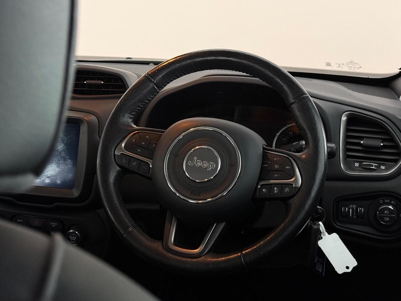Jeep Renegade thumbnail Steering Wheel