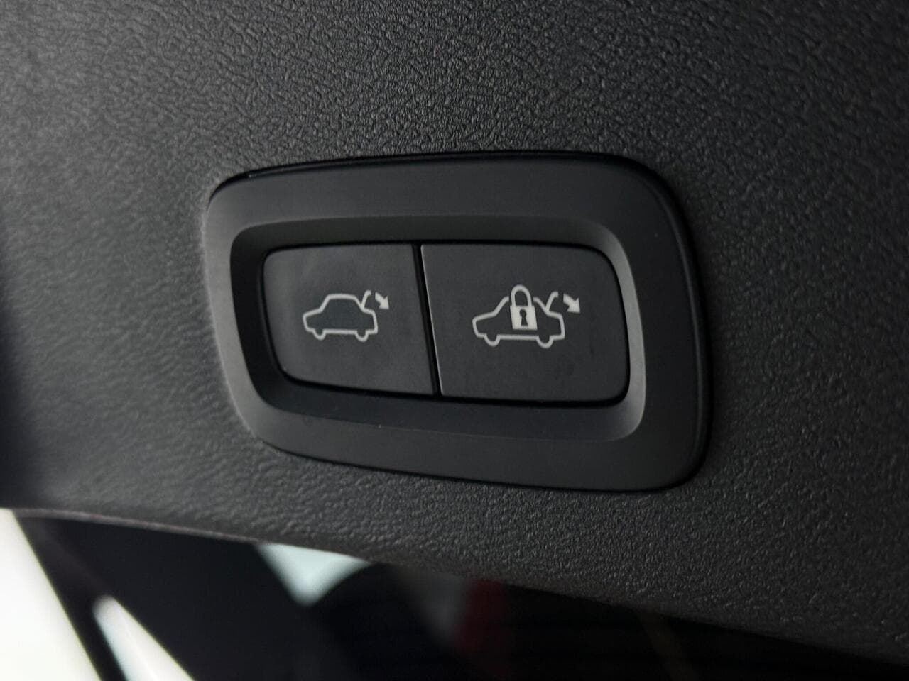 Volvo XC40 thumbnail Misc Controls
