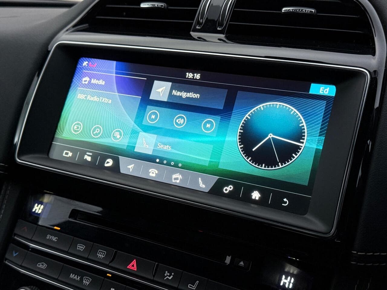 Jaguar F-PACE thumbnail Infotainment System