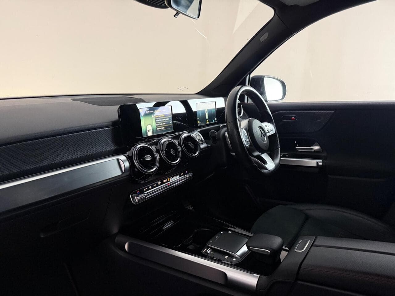 Mercedes-Benz GLB thumbnail Interior Front