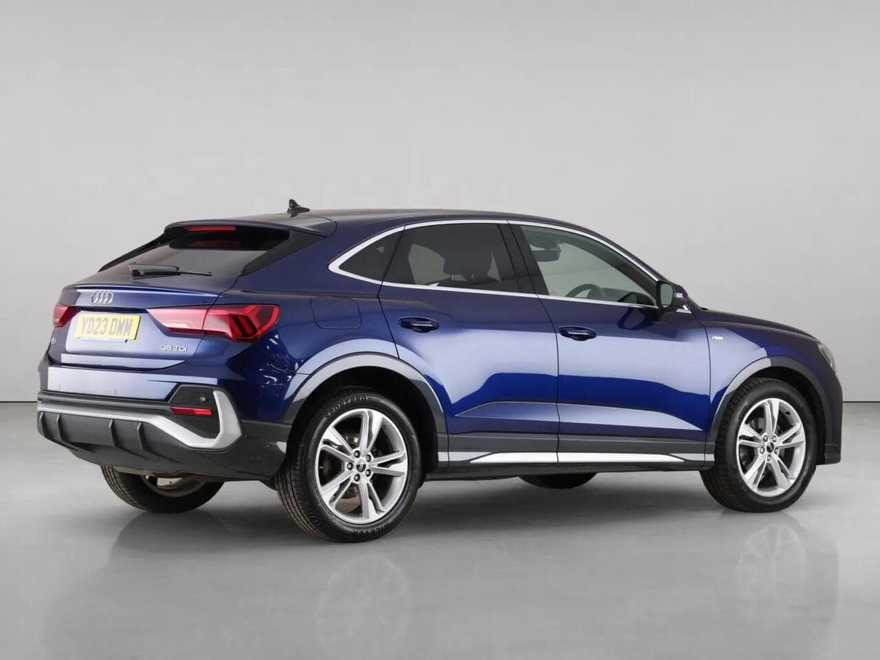 Audi Q3 thumbnail Side Right
