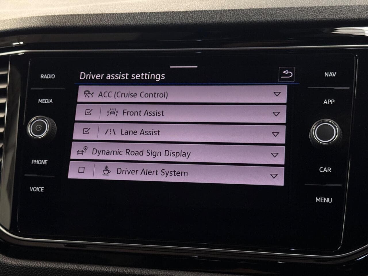 Volkswagen T-Roc thumbnail Infotainment System