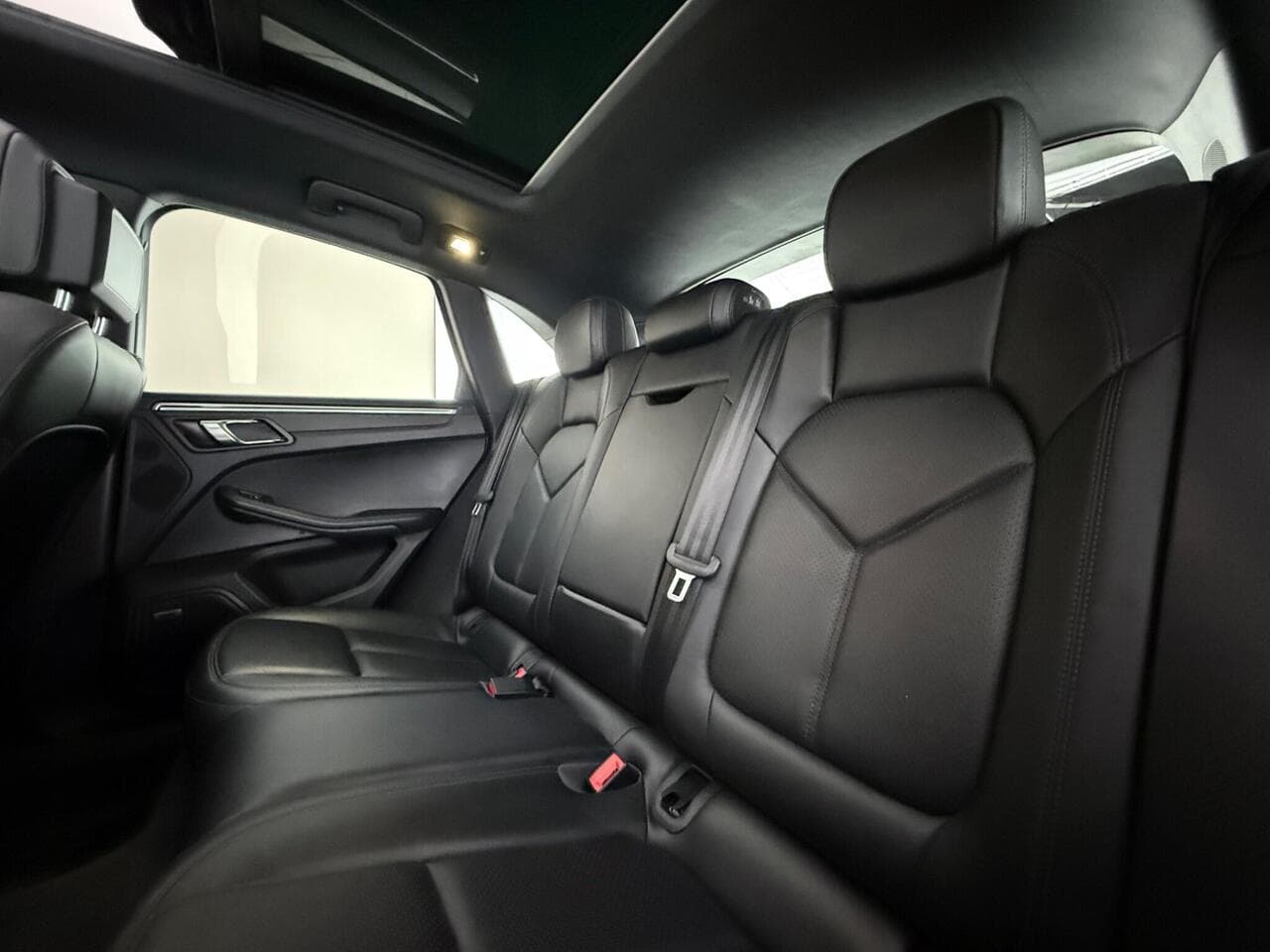 Porsche Macan thumbnail Seats Rear