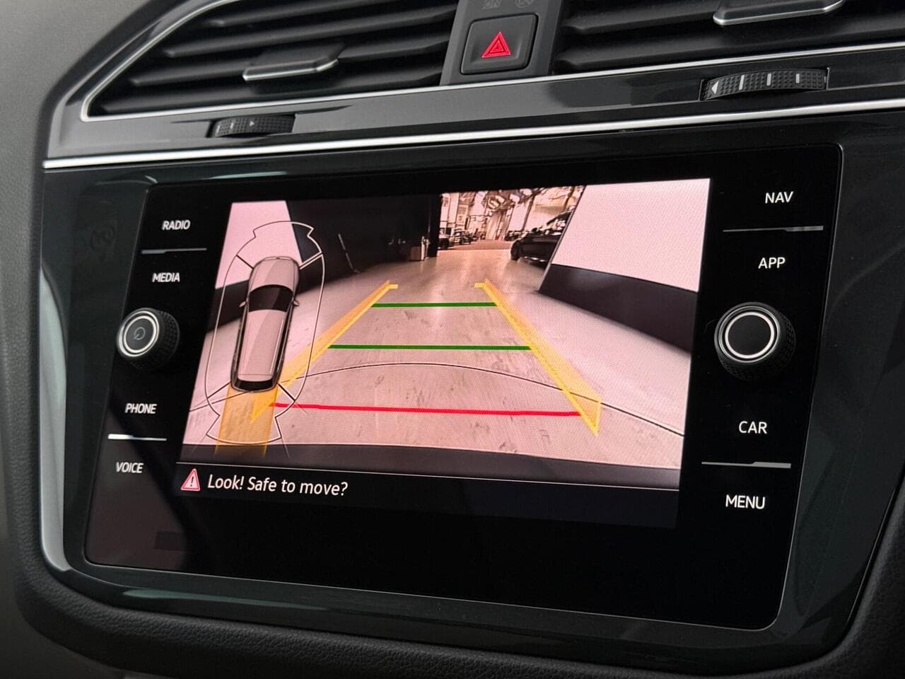 Volkswagen Tiguan thumbnail Infotainment System