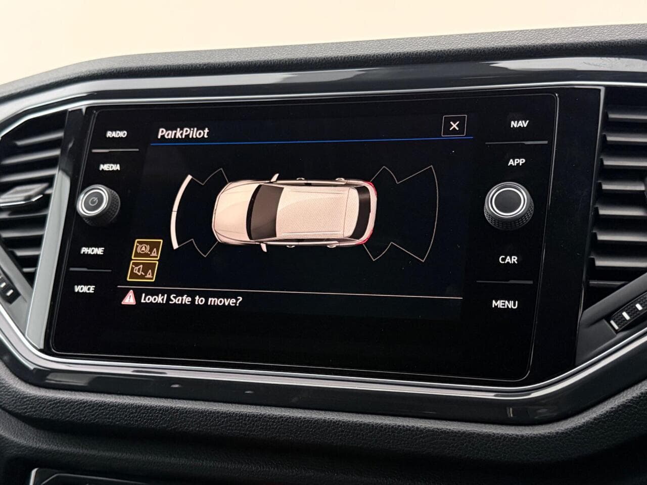 Volkswagen T-Roc thumbnail Infotainment System
