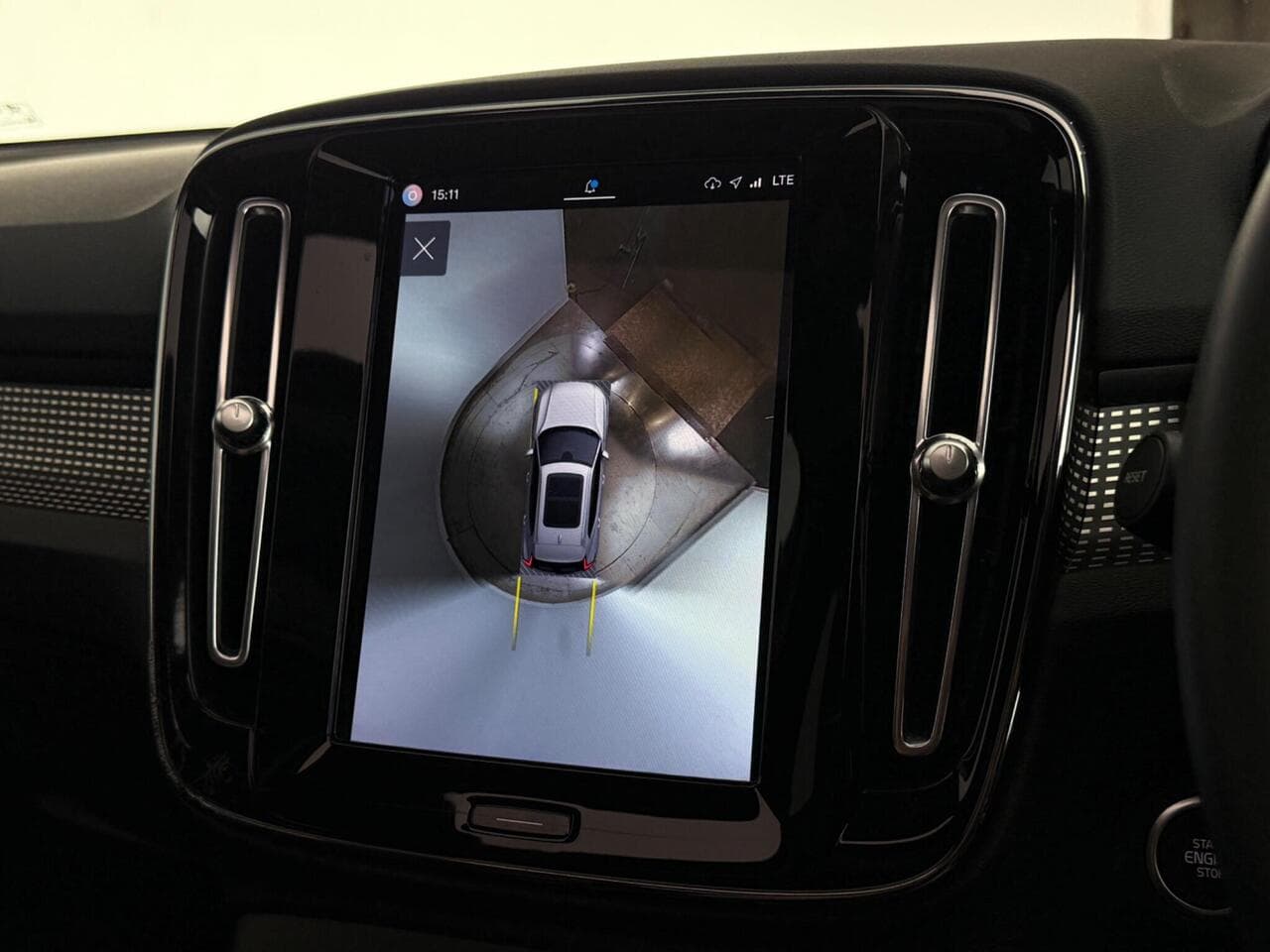 Volvo XC40 thumbnail Infotainment System
