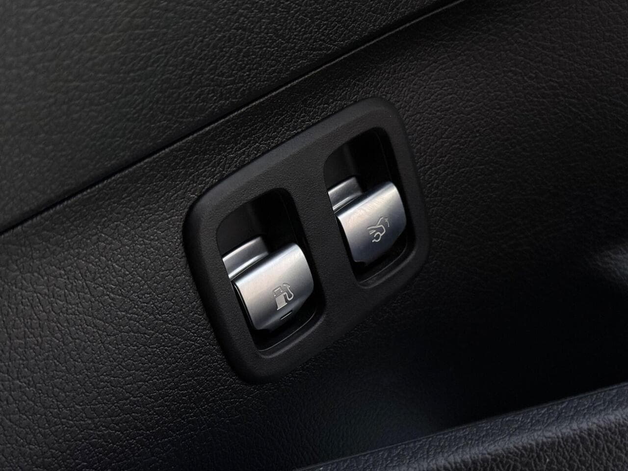 Mercedes-Benz C Class thumbnail Misc Controls