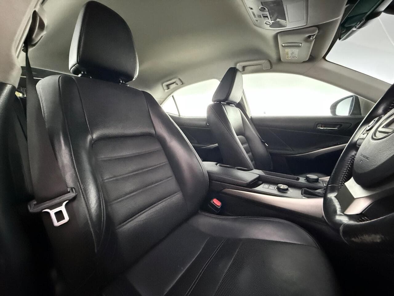 Lexus IS thumbnail Seat Driver