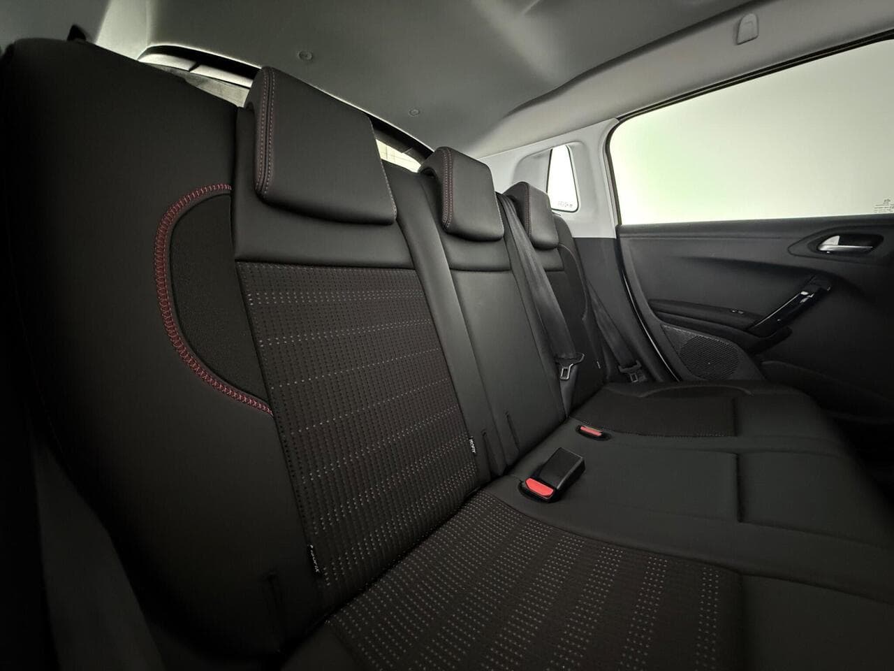 Peugeot 2008 thumbnail Seats Rear