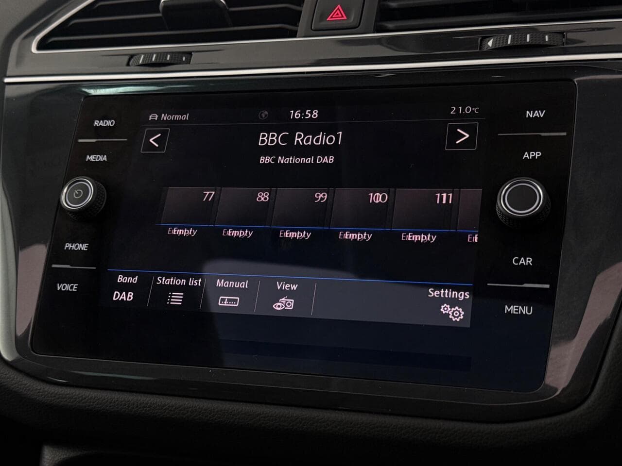 Volkswagen Tiguan thumbnail Infotainment System