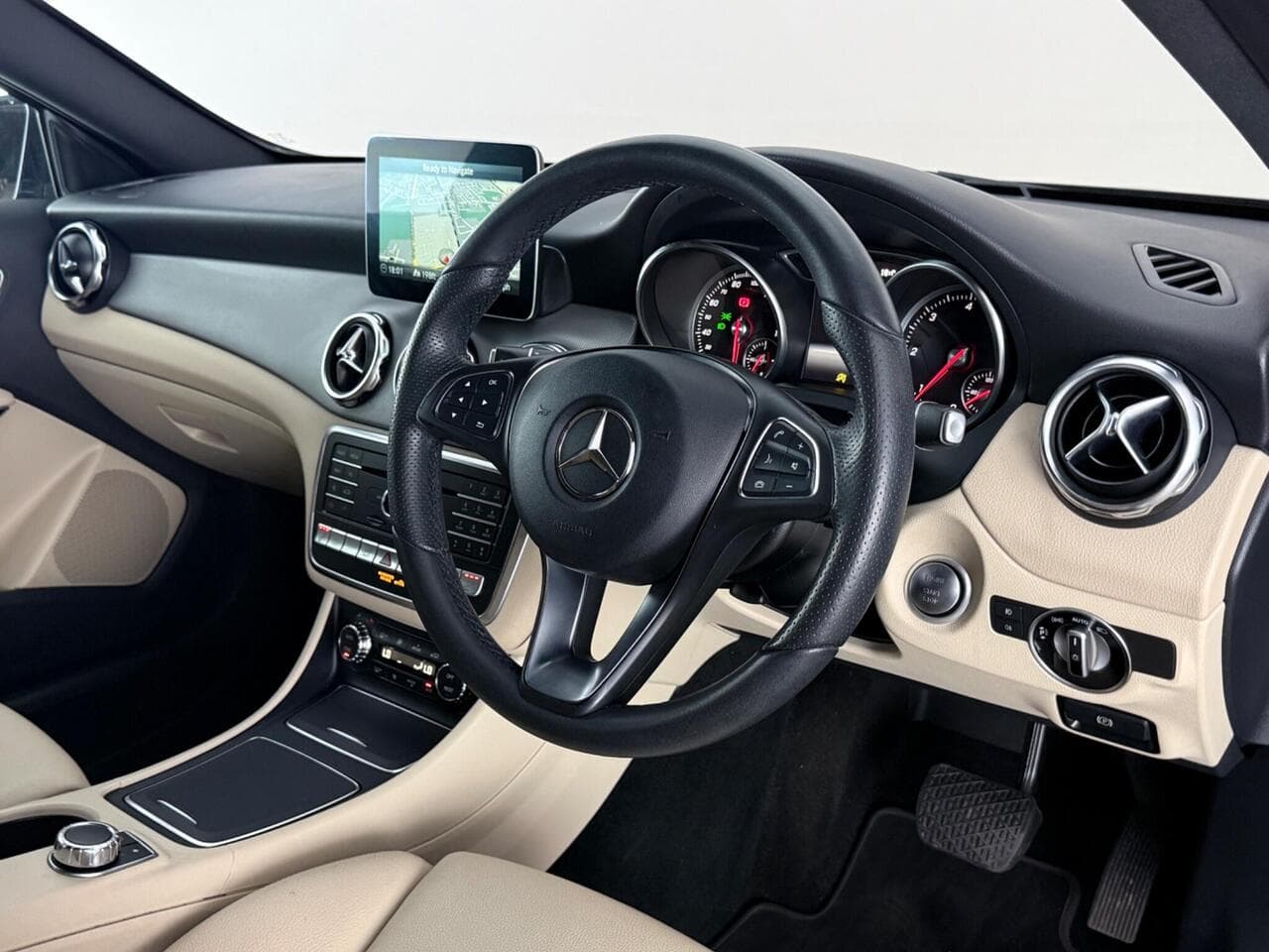 Mercedes-Benz GLA thumbnail Interior Front
