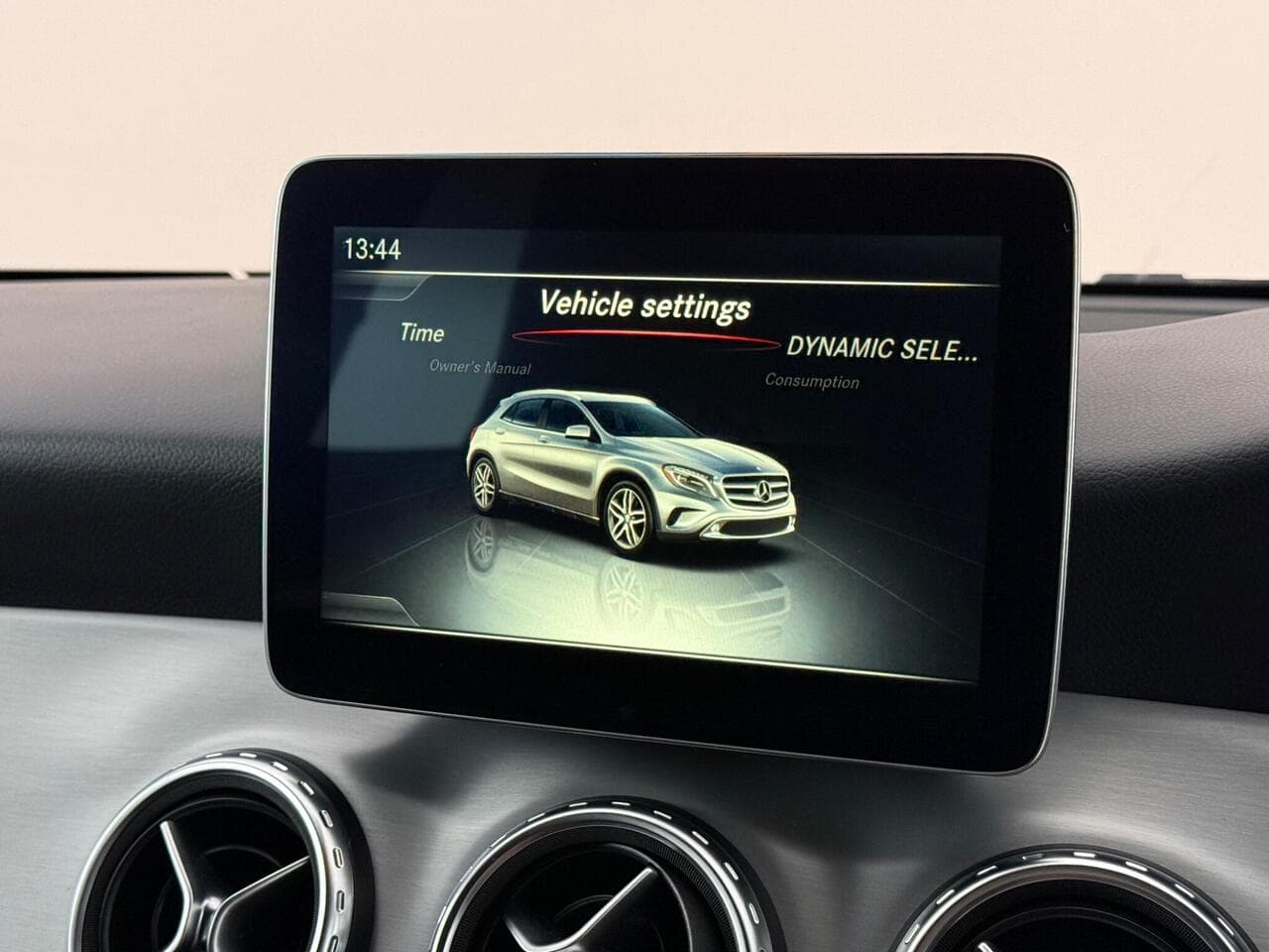 Mercedes-Benz GLA thumbnail Infotainment System