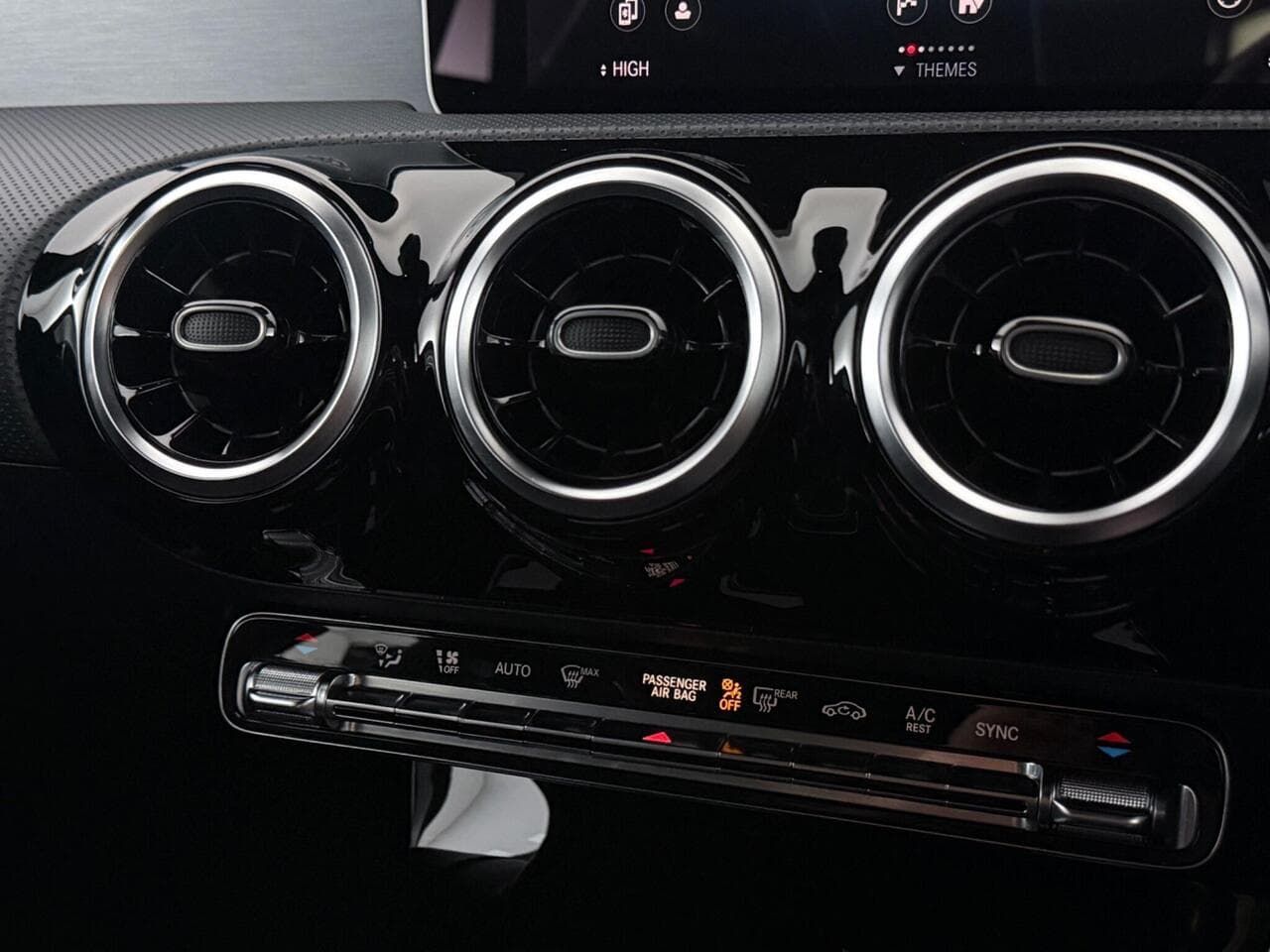 Mercedes-Benz CLA thumbnail Interior Front