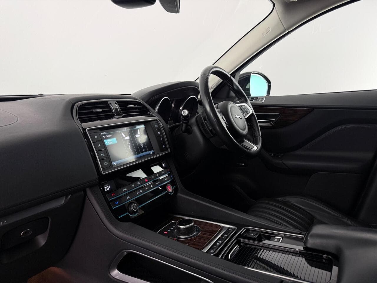 Jaguar F-PACE thumbnail Interior Front