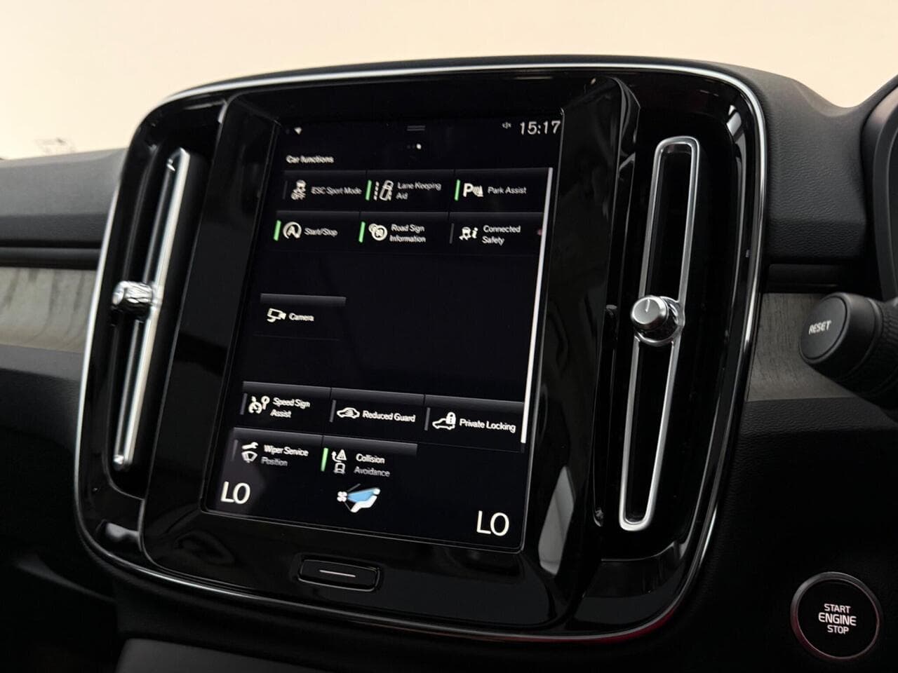 Volvo XC40 thumbnail Infotainment System