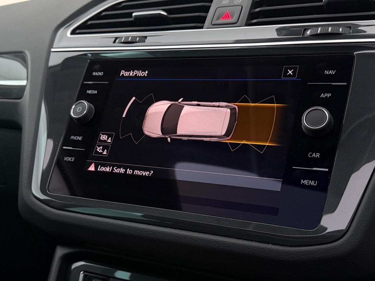 Volkswagen Tiguan thumbnail Infotainment System