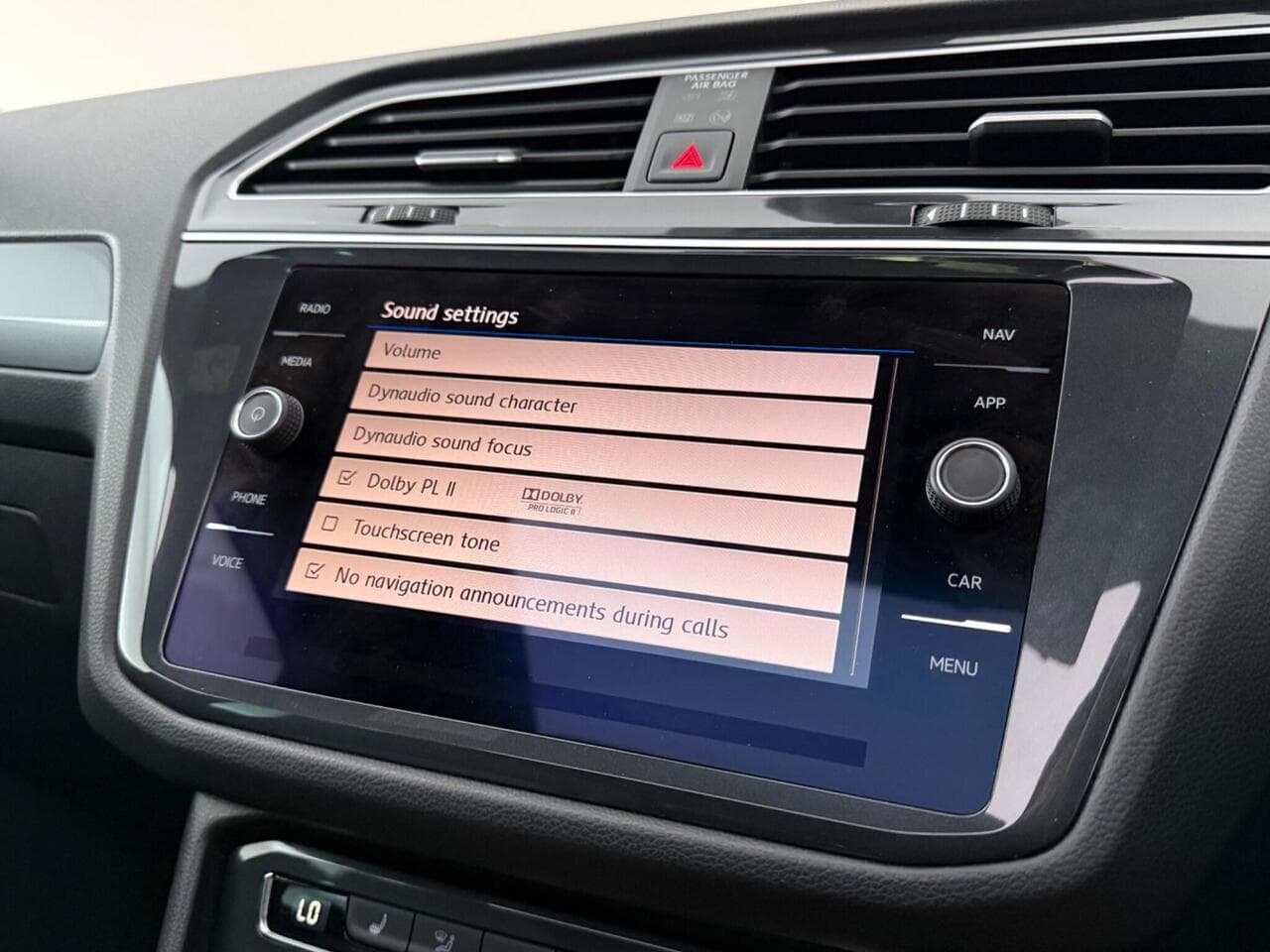 Volkswagen Tiguan thumbnail Infotainment System