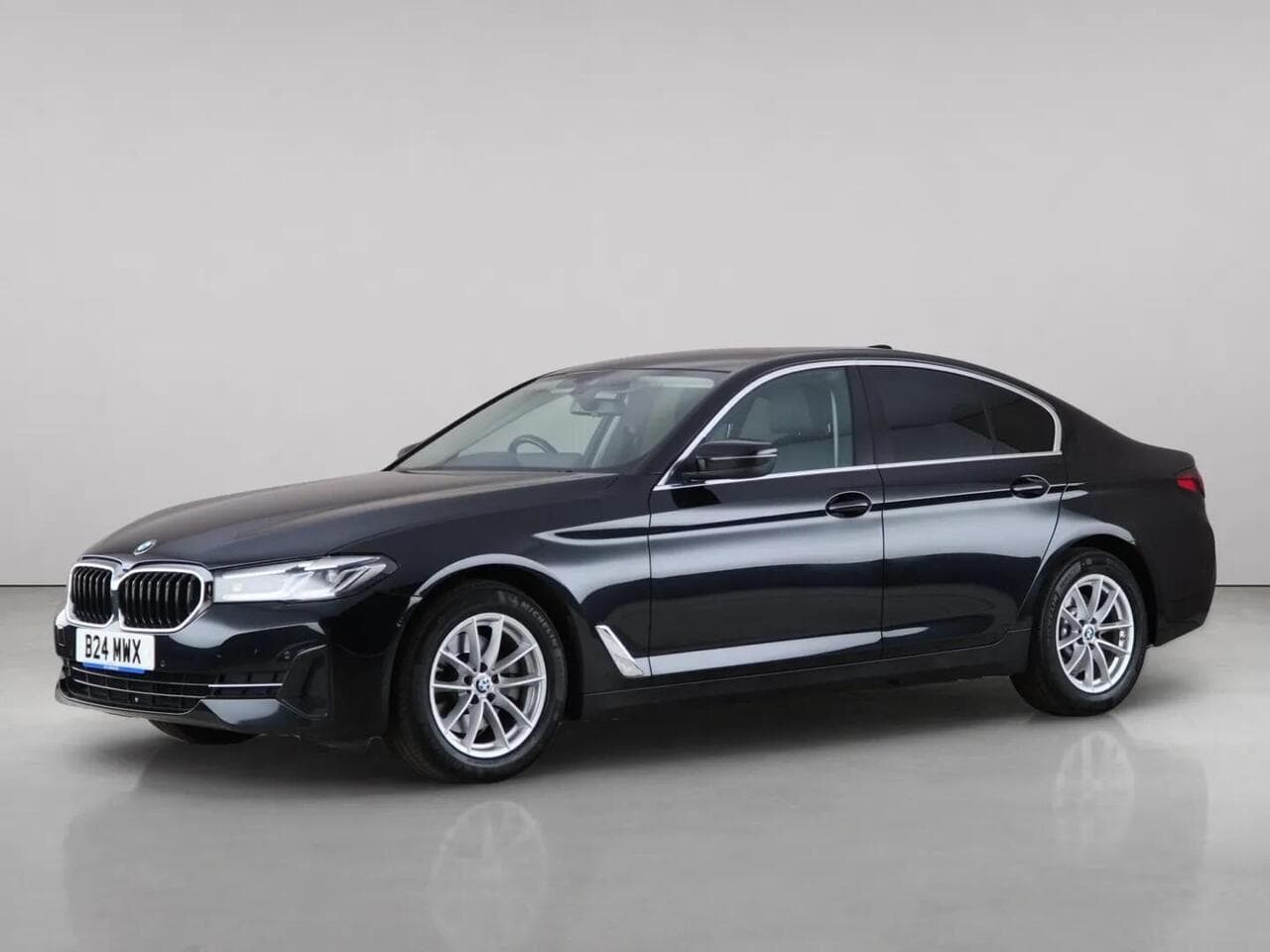 BMW 5 Series thumbnail Front Left