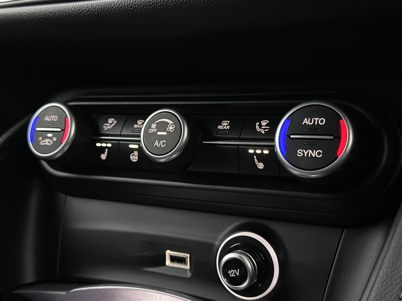 Alfa Romeo Stelvio thumbnail Interior Front
