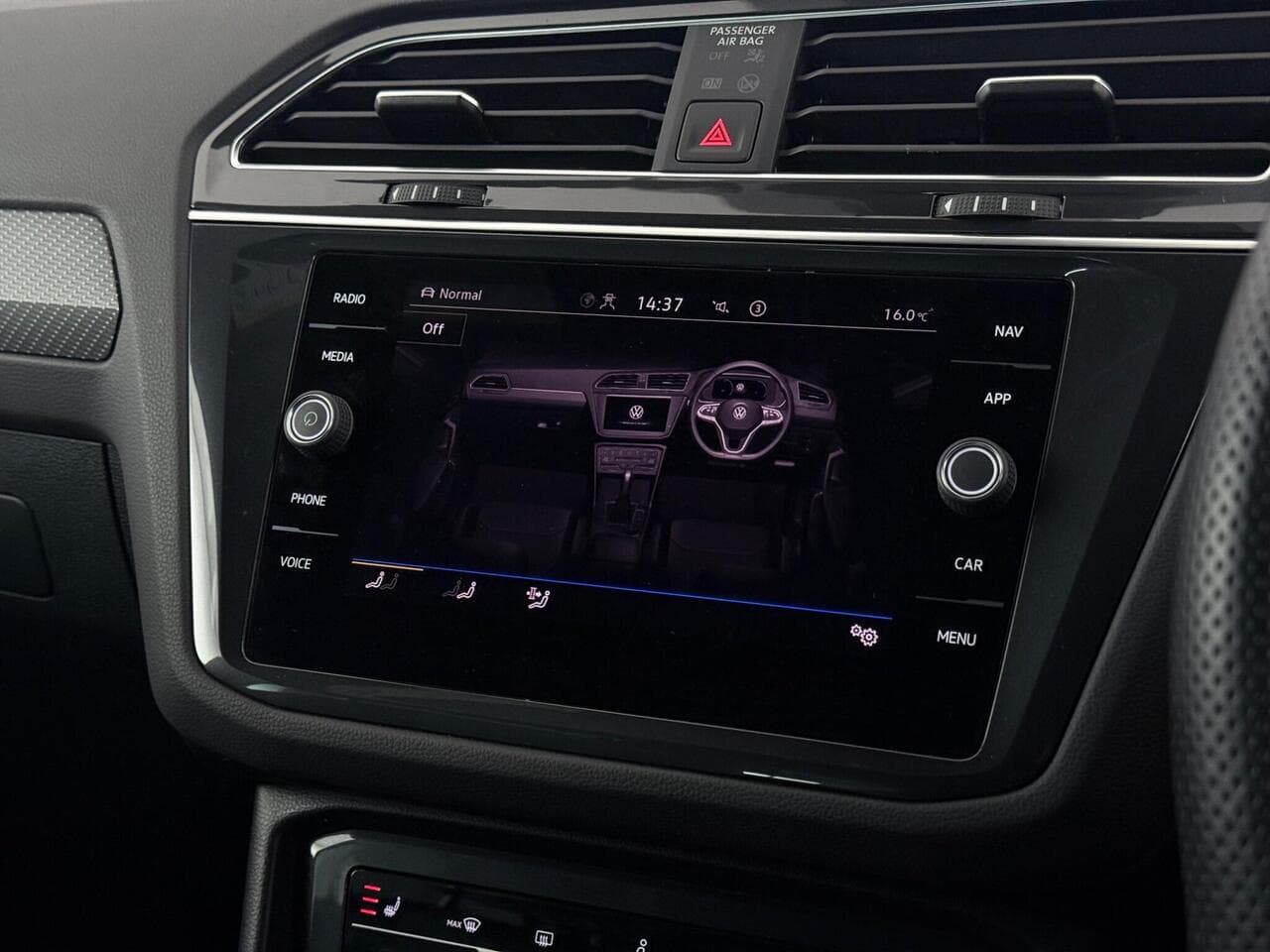 Volkswagen Tiguan thumbnail Infotainment System