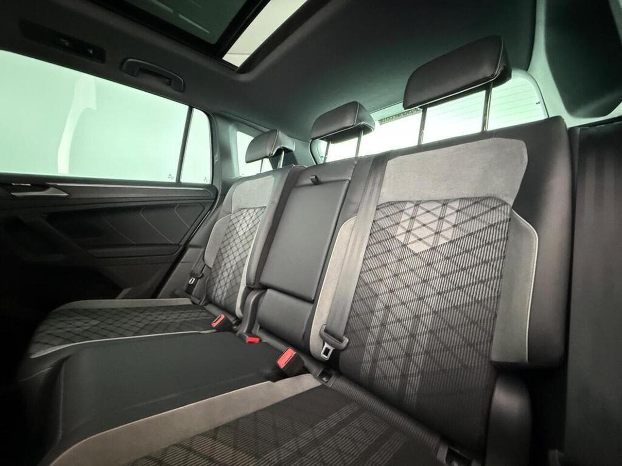 Volkswagen Tiguan thumbnail Seats Rear