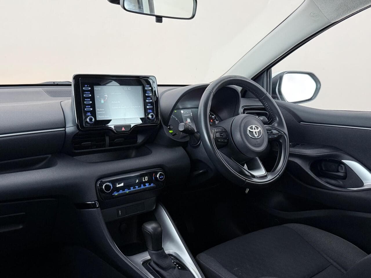 Toyota Yaris thumbnail Interior Front