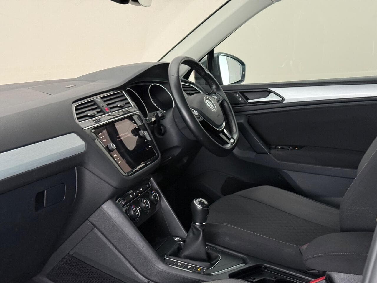 Volkswagen Tiguan thumbnail Interior Front