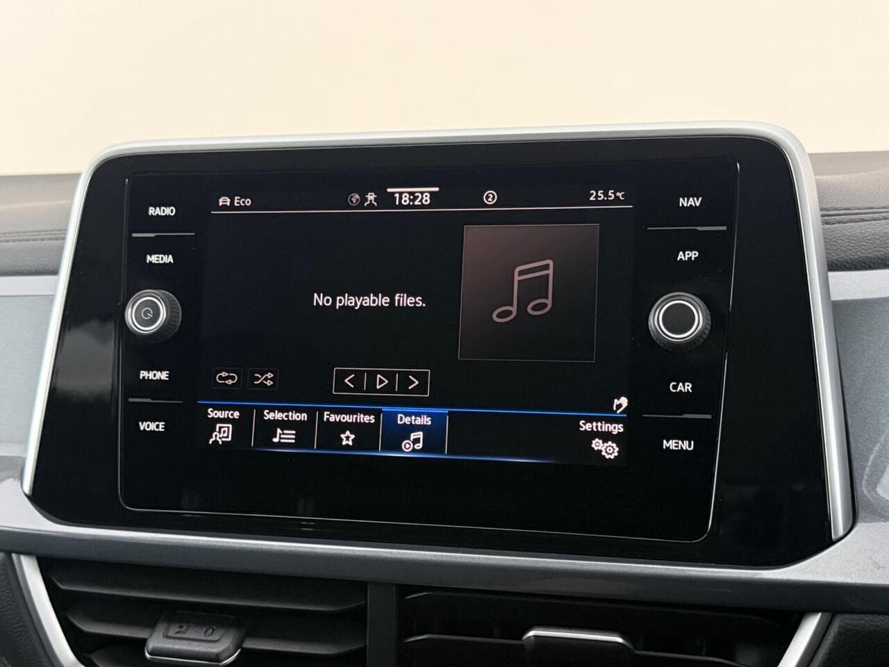 Volkswagen T-Roc thumbnail Infotainment System