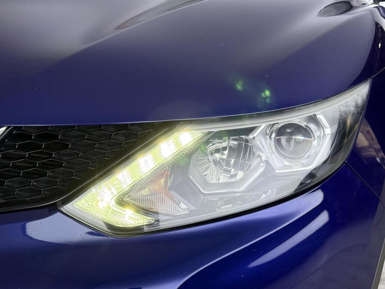 Nissan Qashqai thumbnail Lights Front