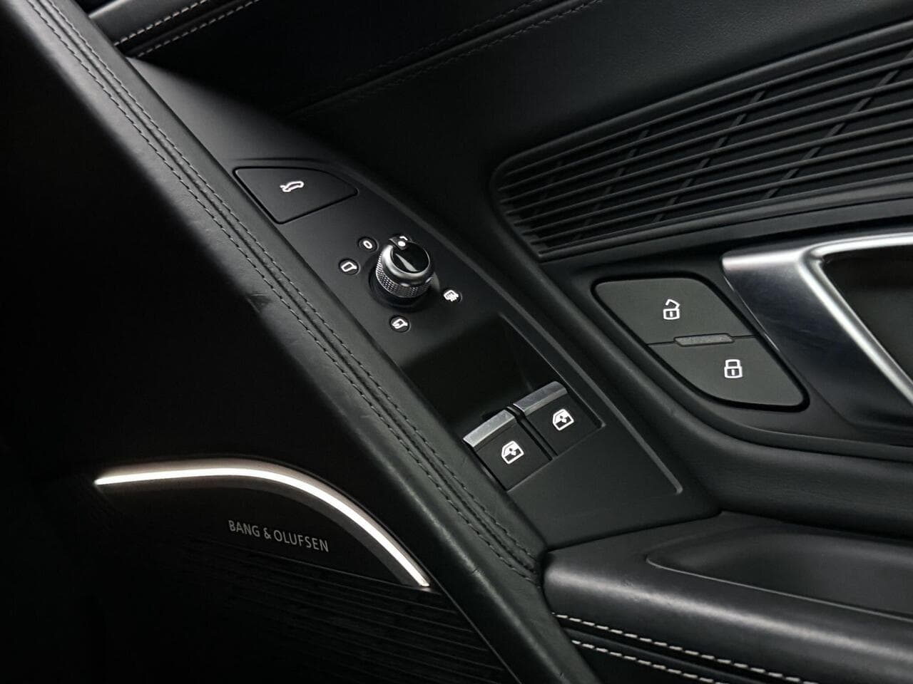 Audi R8 thumbnail Misc Controls
