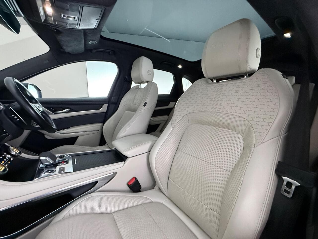 Jaguar F-PACE thumbnail Seat Front Passenger