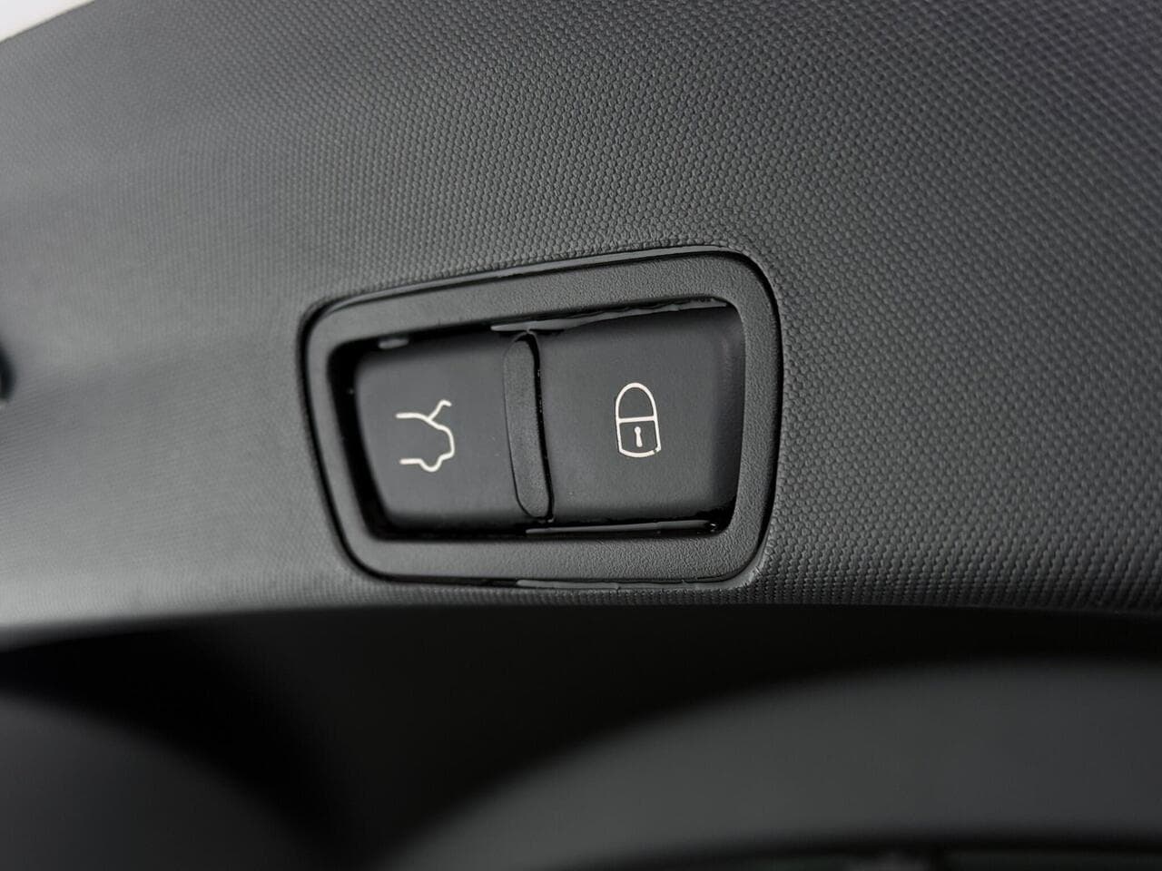Alfa Romeo Stelvio thumbnail Misc Controls