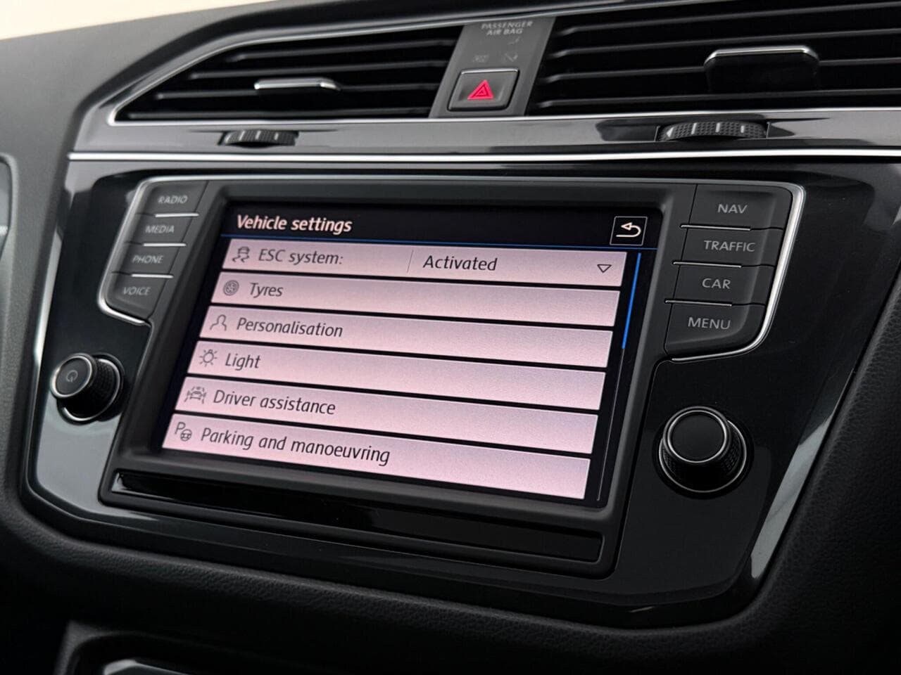 Volkswagen Tiguan thumbnail Infotainment System