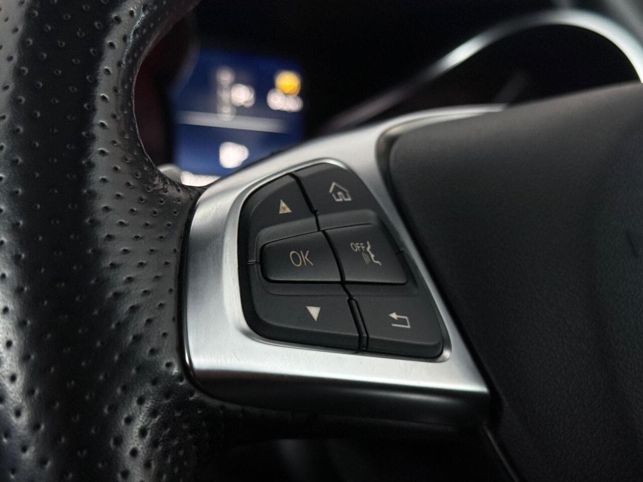 Mercedes-Benz GLC thumbnail Misc Controls