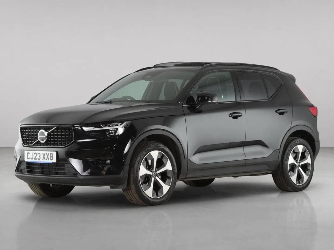 Volvo XC40 thumbnail Front Left
