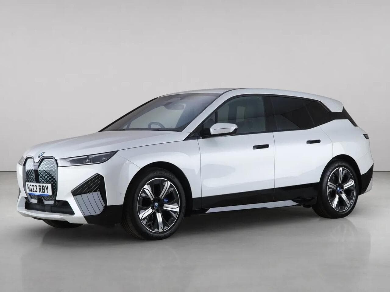 BMW iX thumbnail Front Left