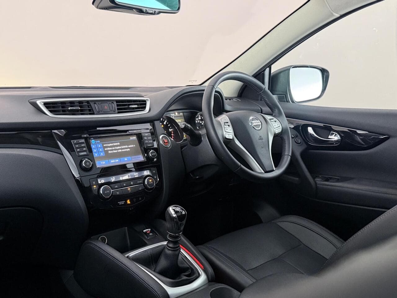 Nissan Qashqai thumbnail Interior Front